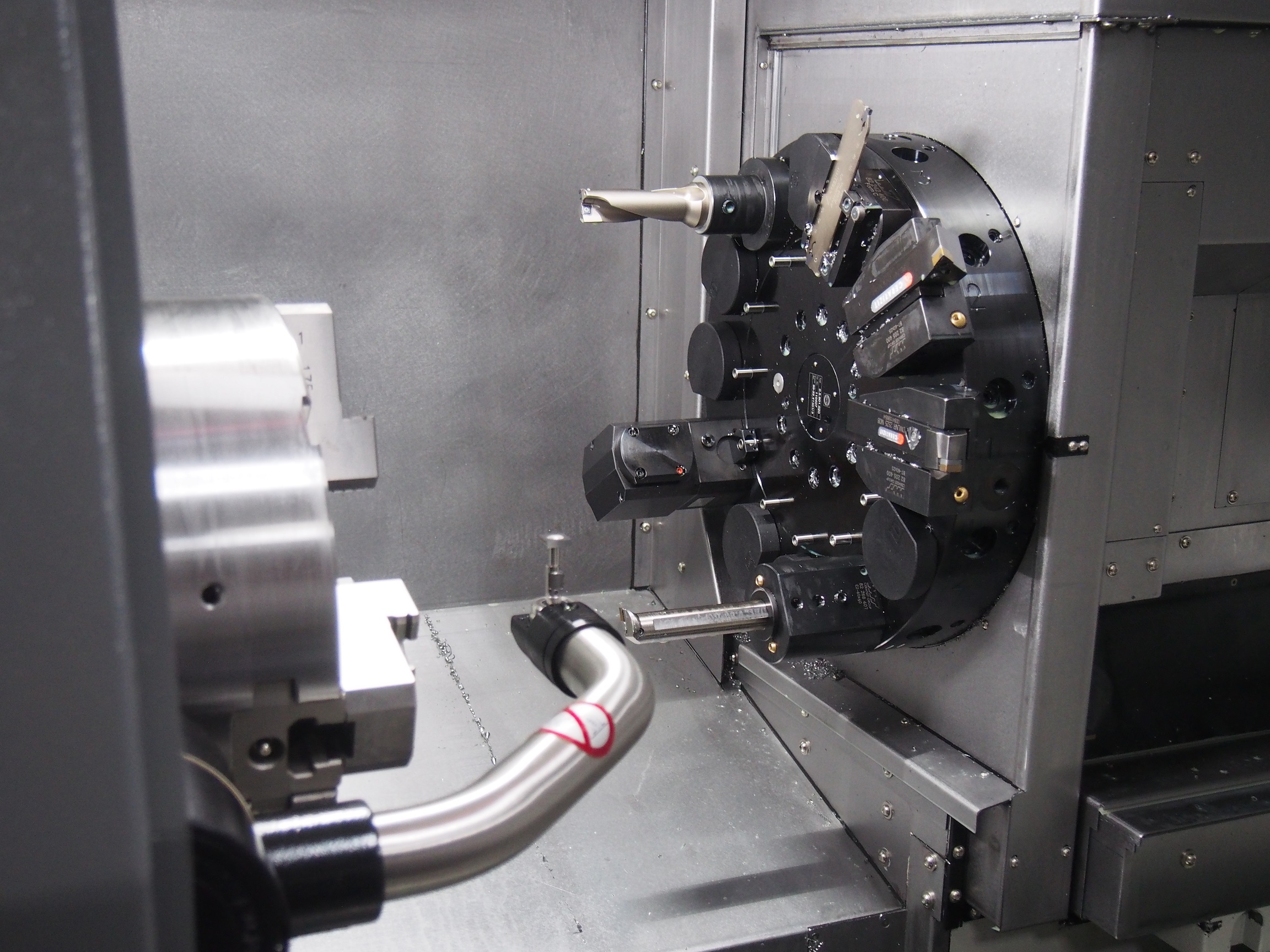 View of driven tools and tool setting arm inside the XYZ TC 320 LTY at Straaltechniek